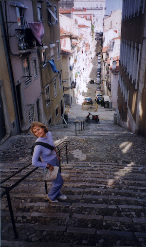 Claudine dans une rue de lisbonne