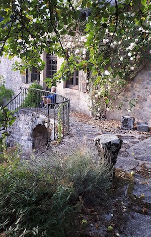 Claudine devant la maison de Lorien (Morvan) - 2023