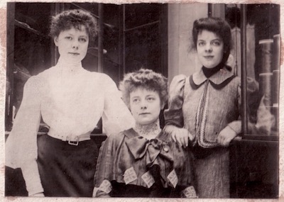 Les trois soeurs Alix, Andrée et Hermimi Deroo